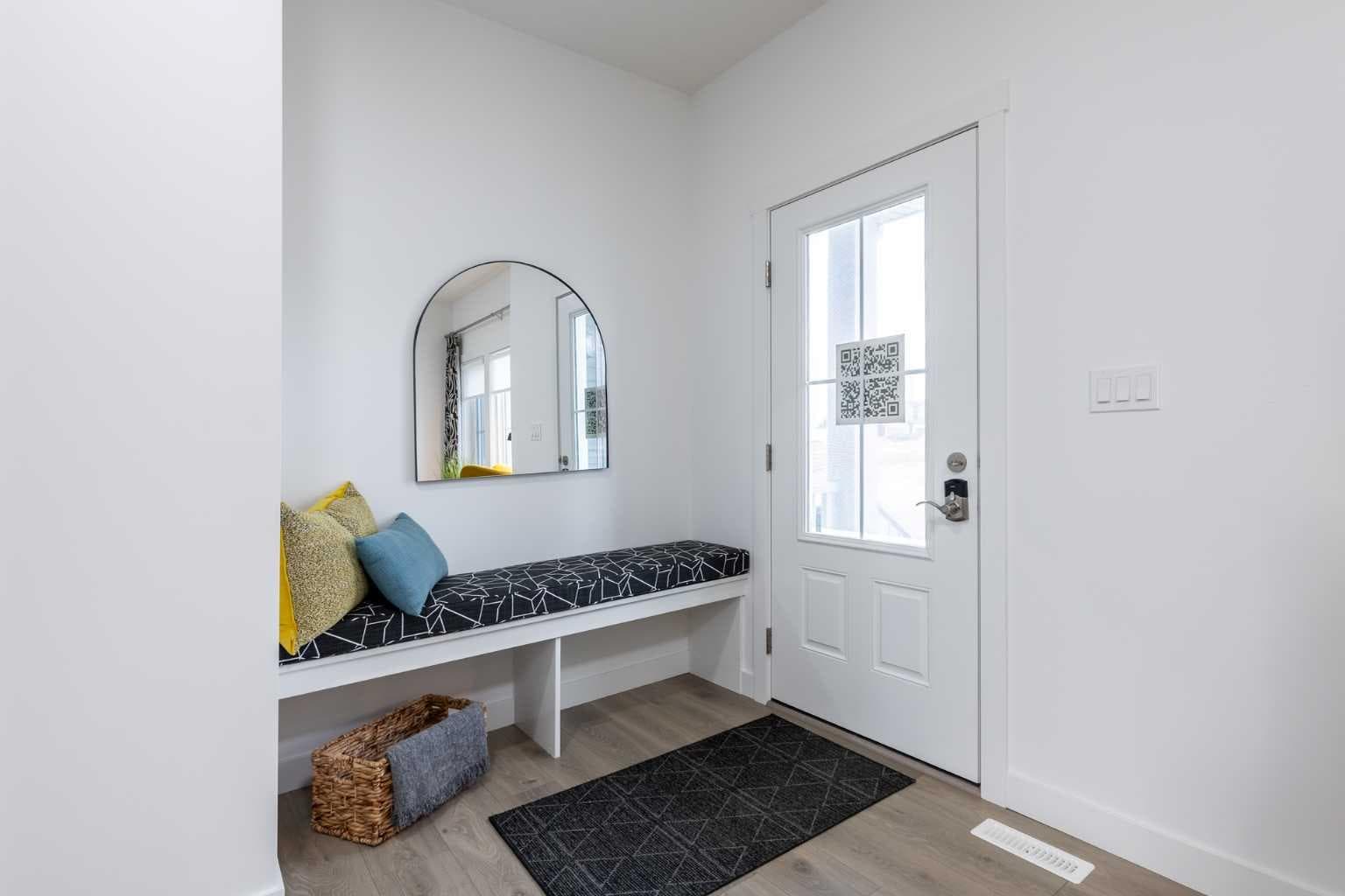 633 Savanna Drive NE — photo 2