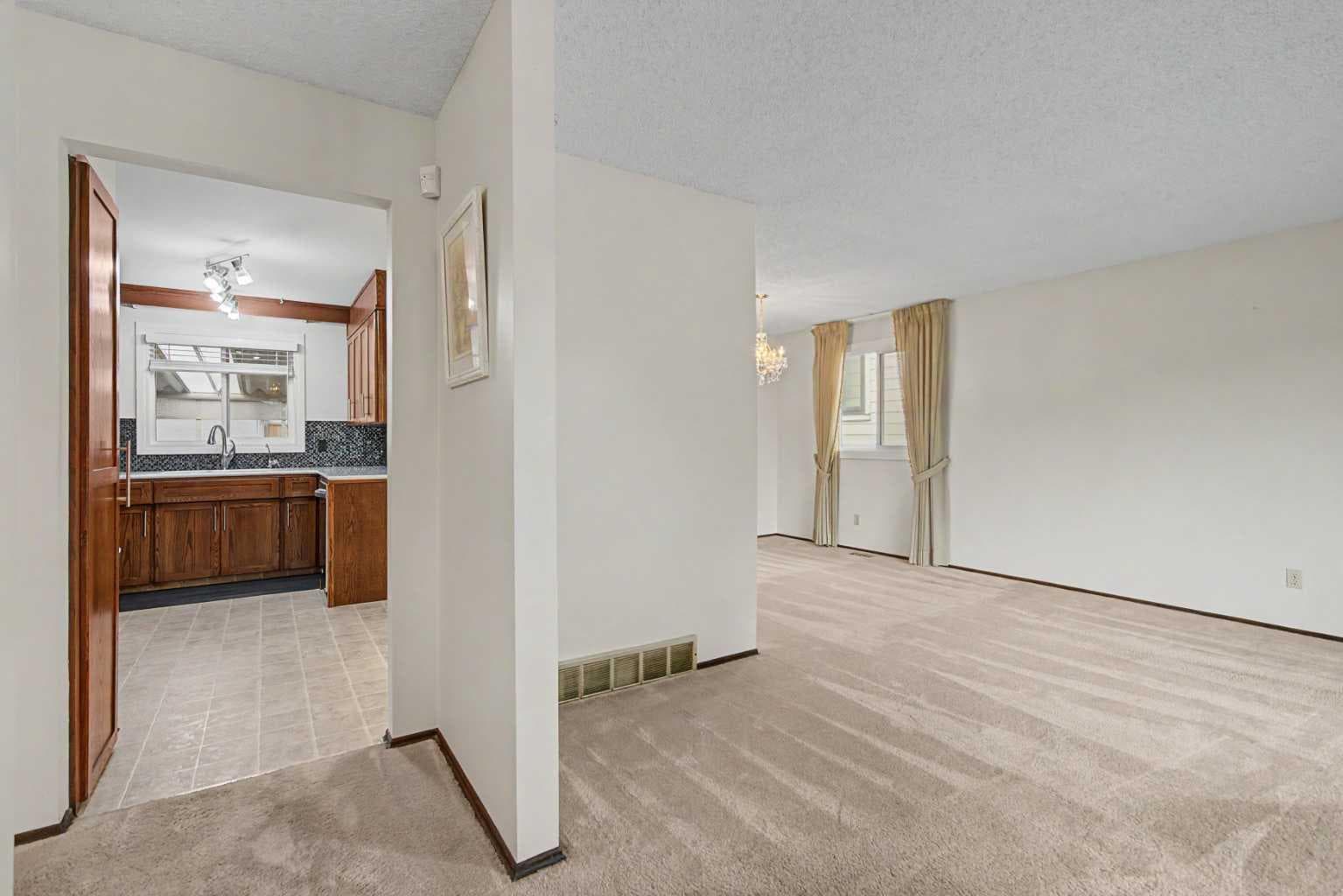 163 Lake Sylvan Close SE — photo 2