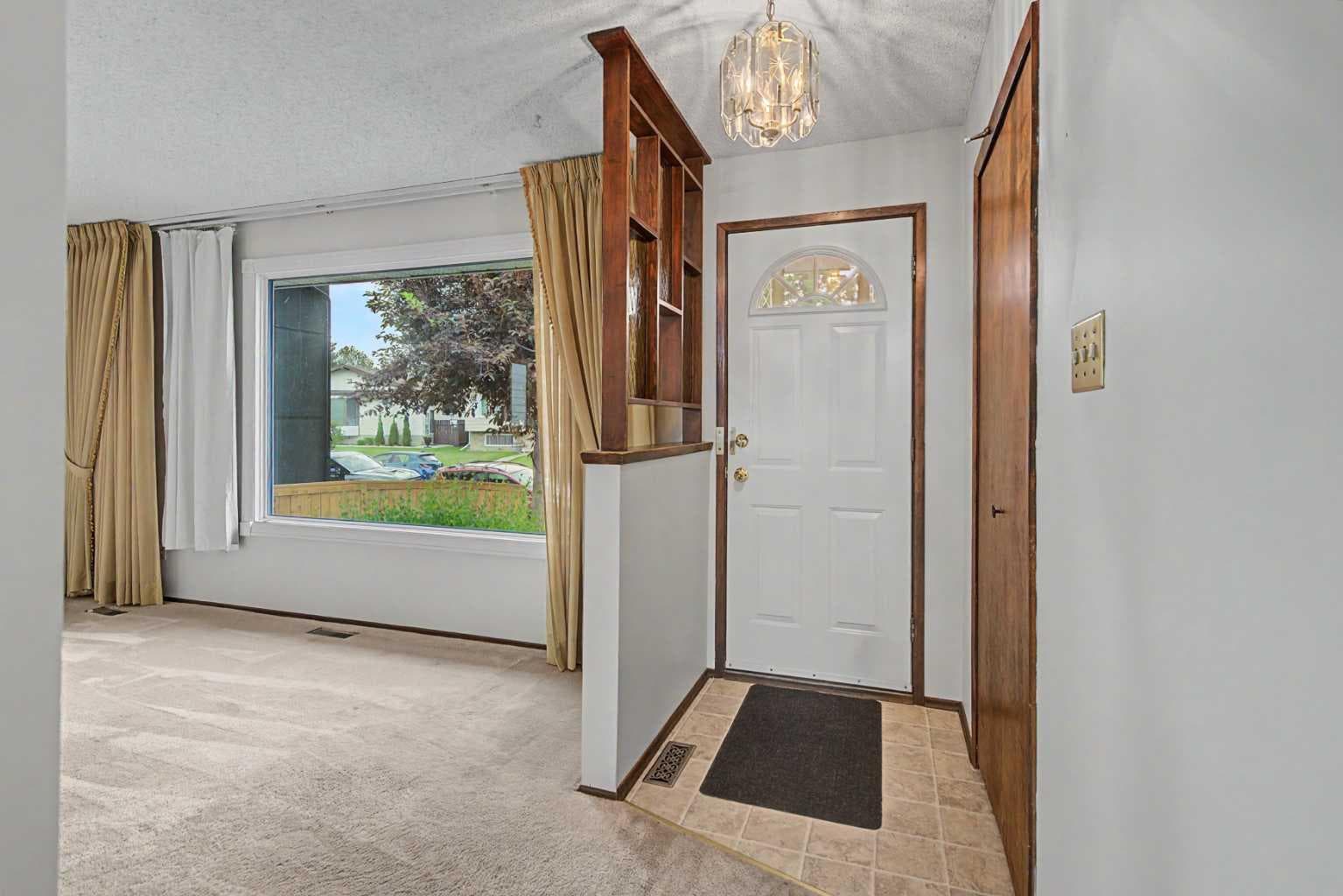 163 Lake Sylvan Close SE — photo 3