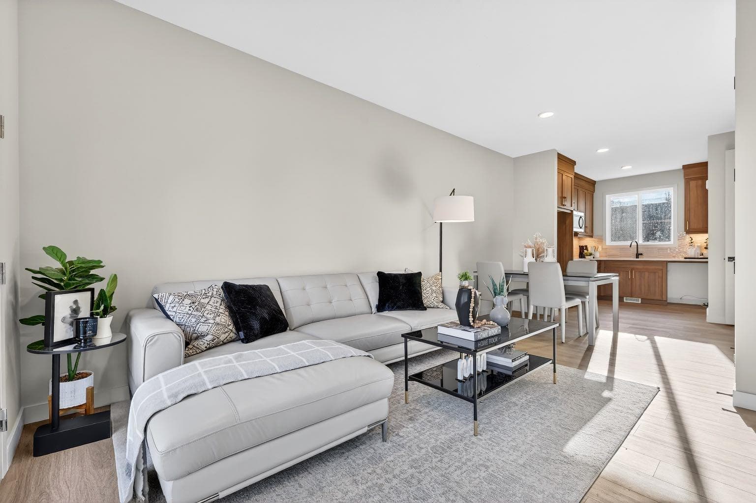 643 53 Avenue SW — photo 2