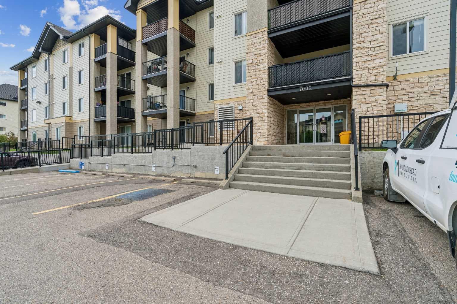 7207, 304 Mackenzie Way SW — photo 2