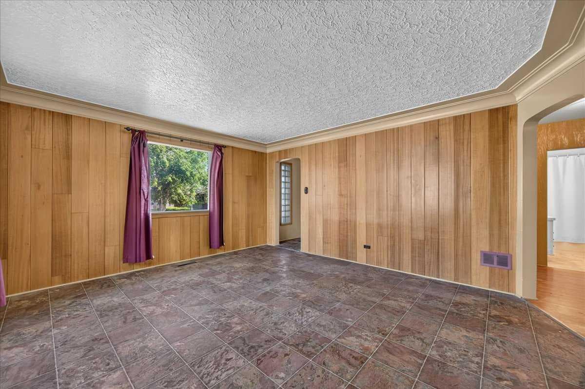 1739 19 Avenue NW — photo 4