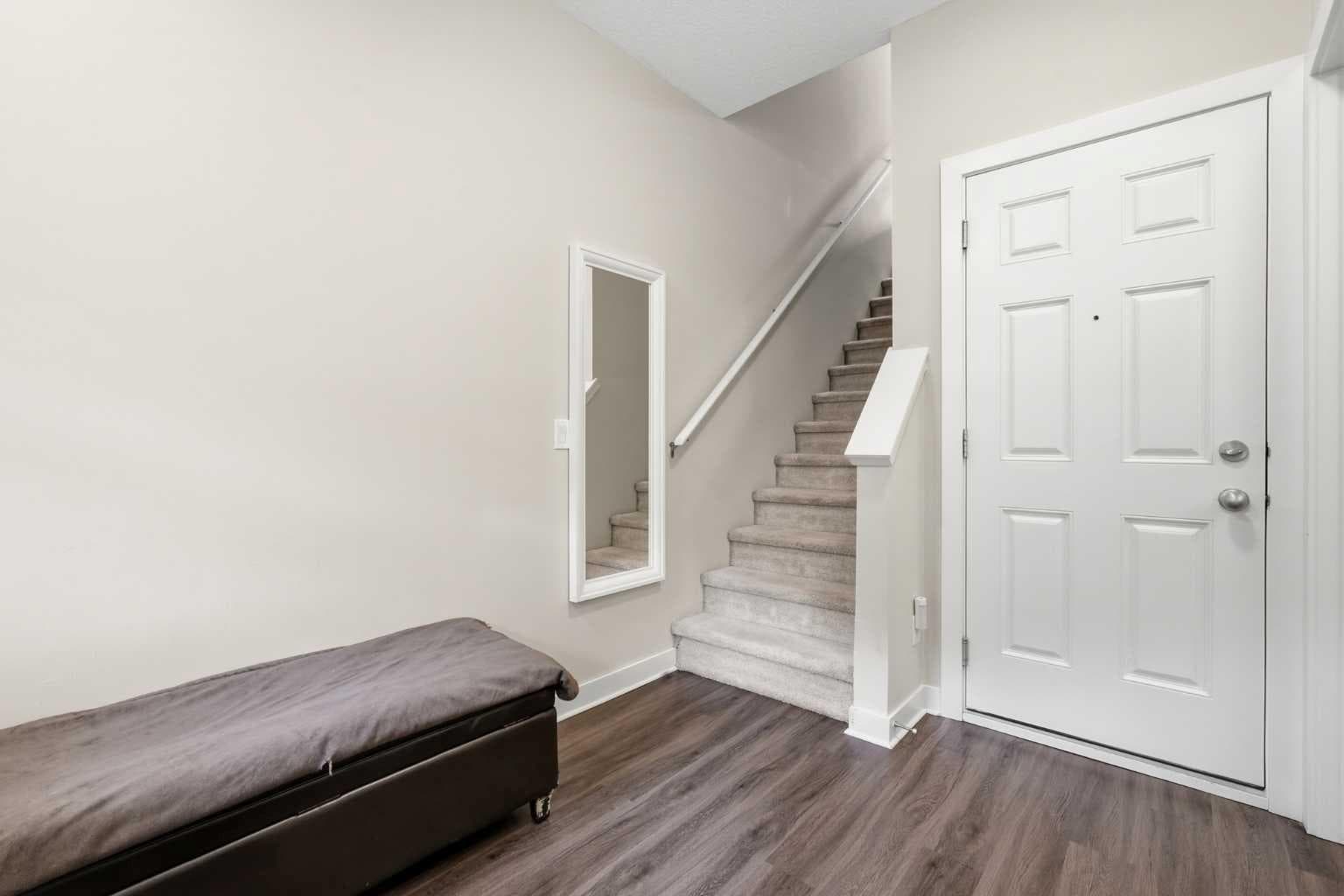 17 Stonehouse Crescent NW — photo 4