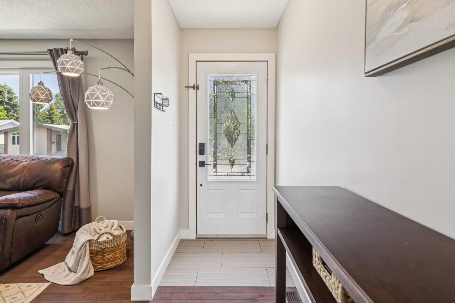 241 Allan Crescent SE — photo 3