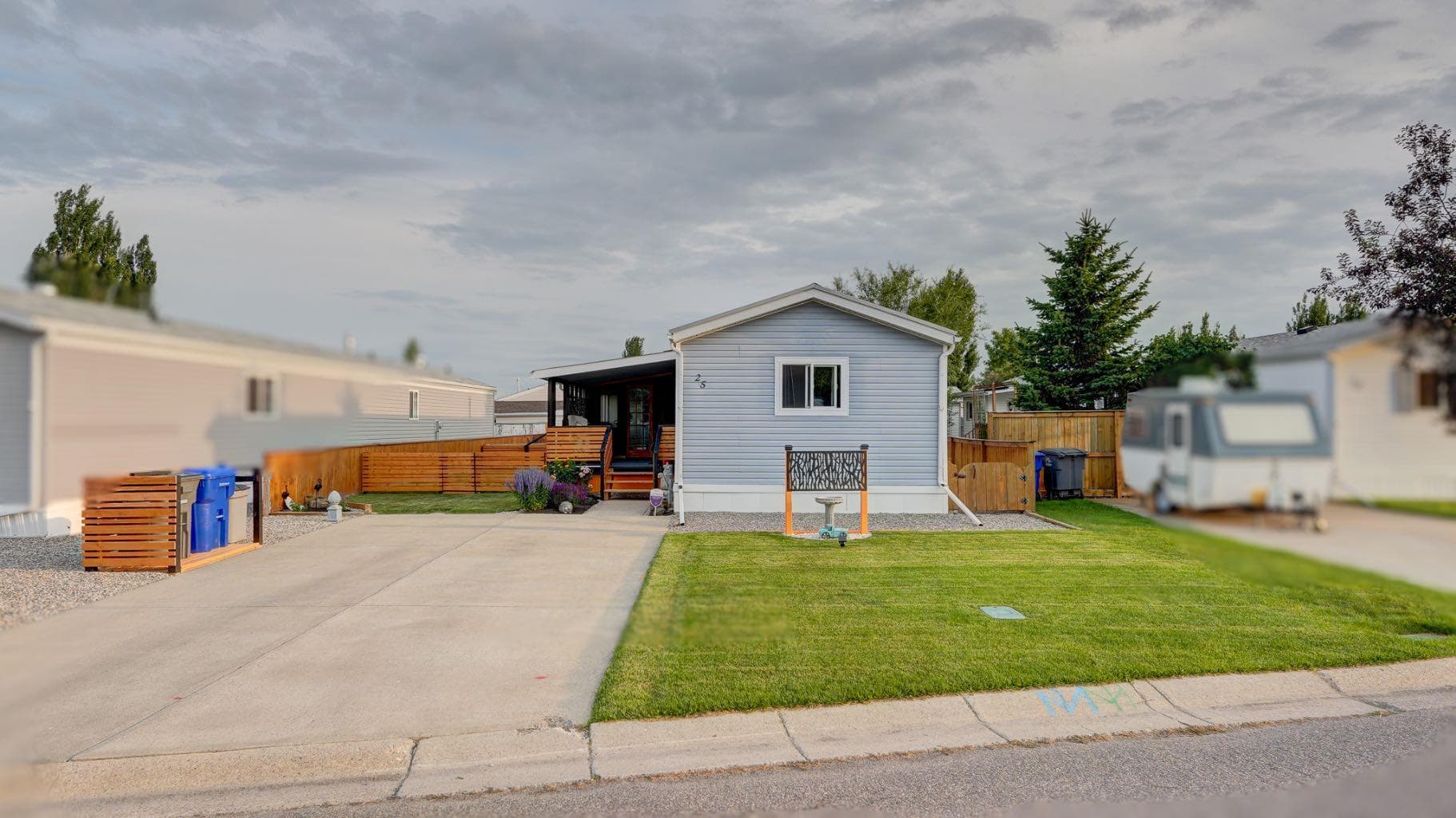 25 Westover Crescent W — photo 1