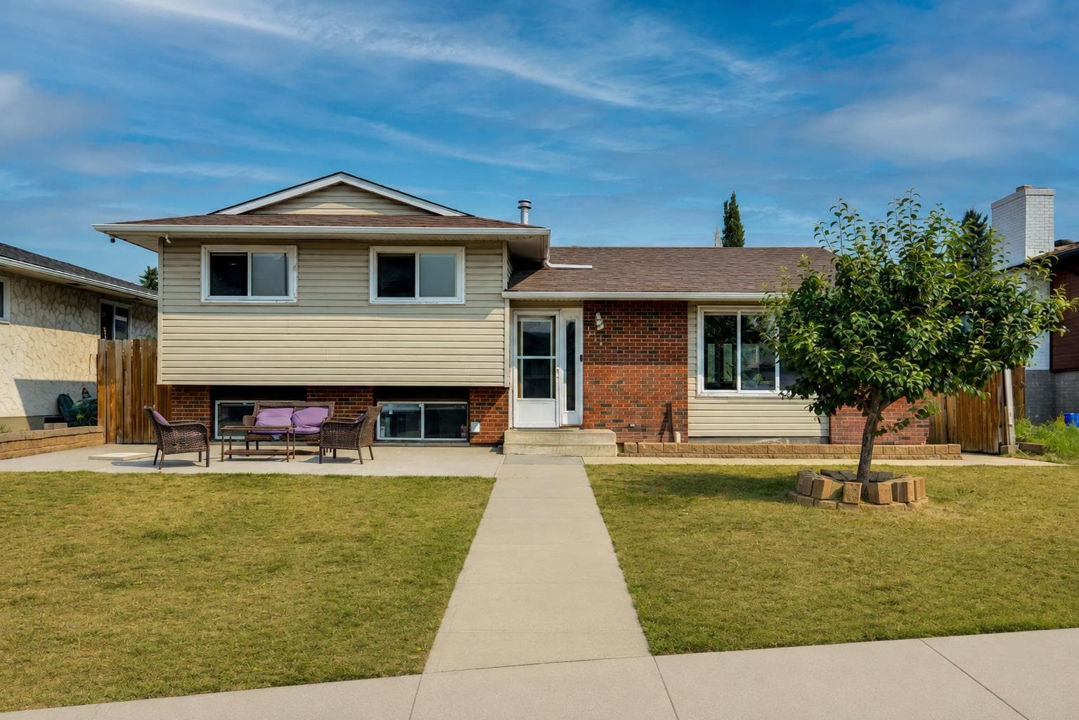 212 Pinetree Place NE — photo 1