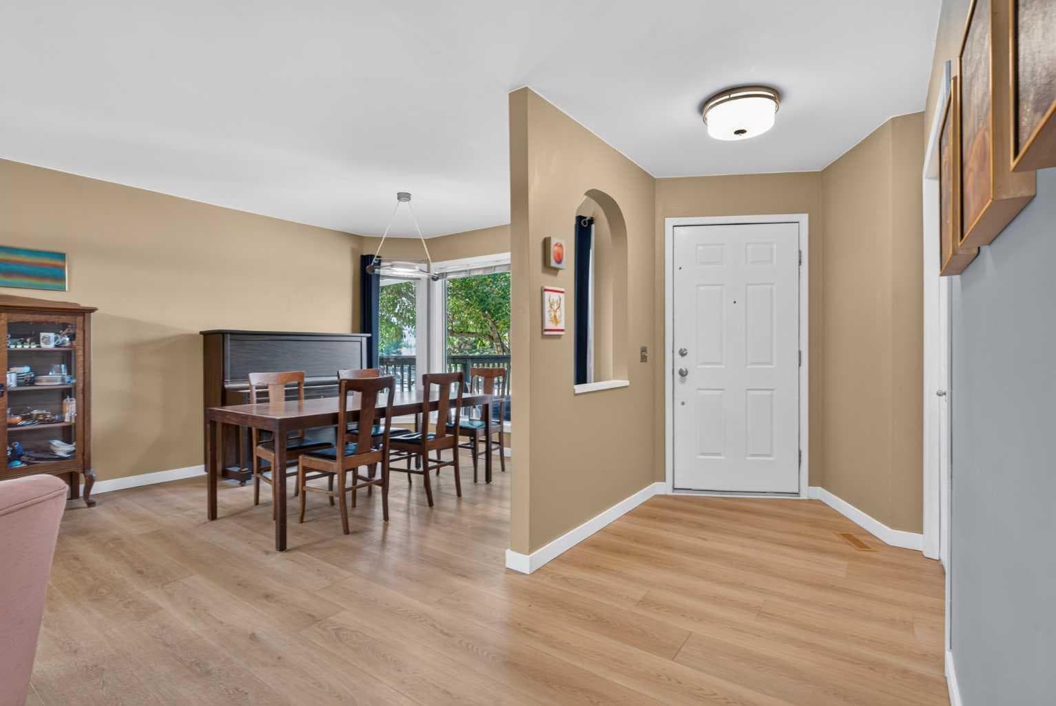 113 Riverview Court W — photo 3