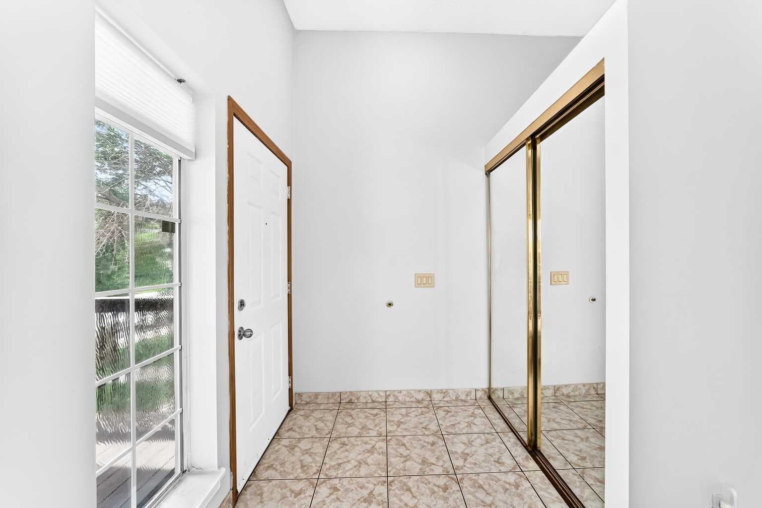 6934 Laguna Way NE — photo 4
