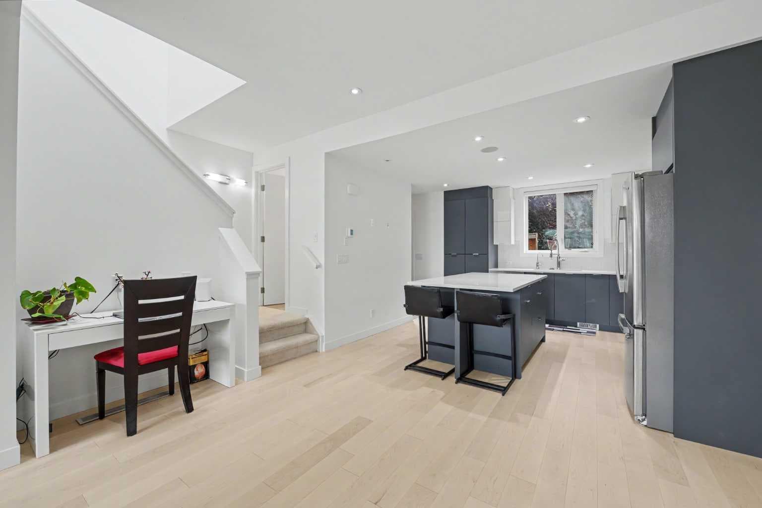 1713 34 Avenue SW — photo 4