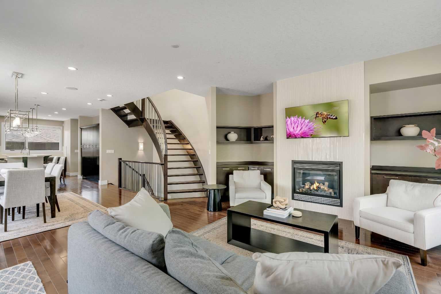 1721 44 Avenue SW — photo 1