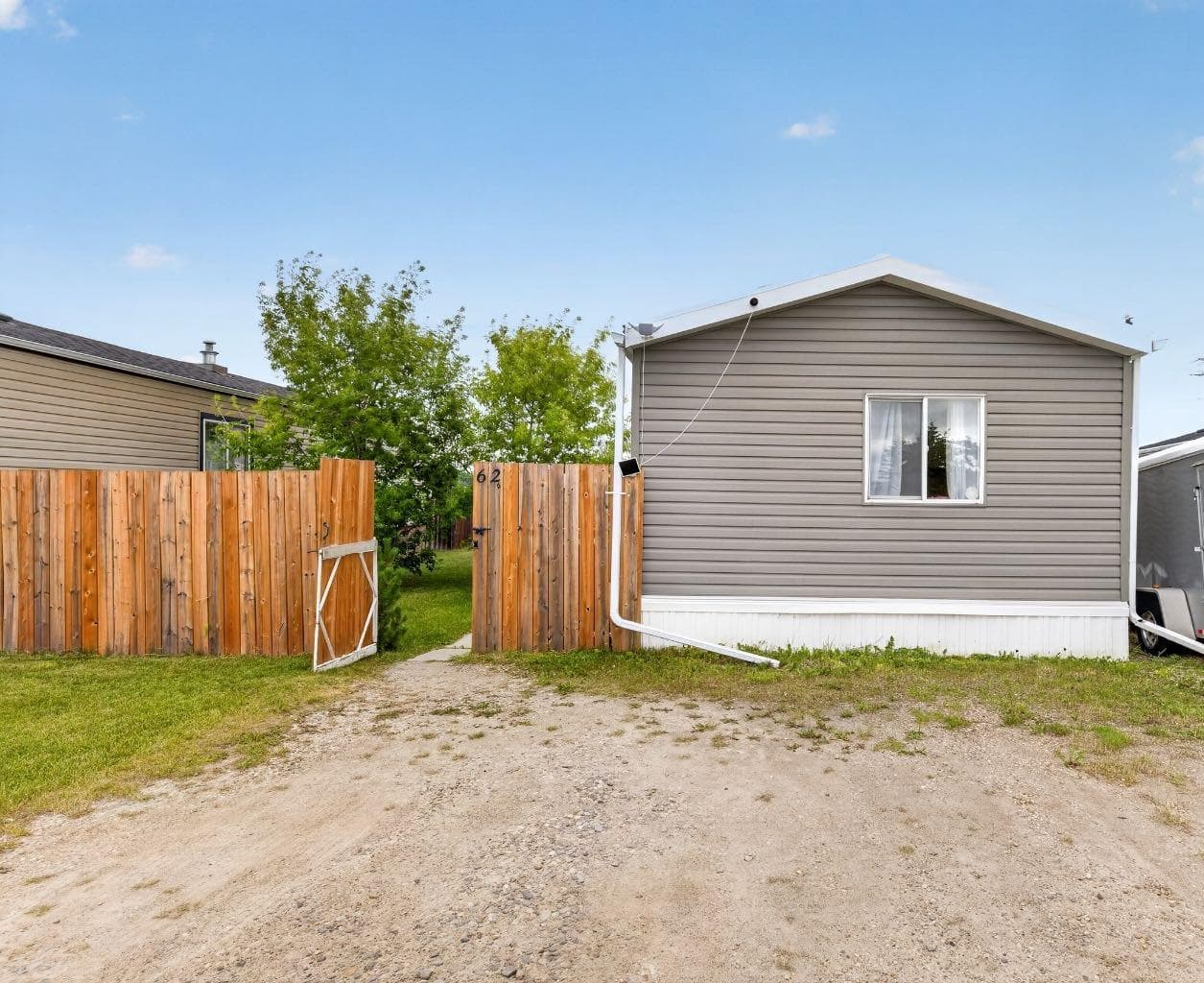 62 Highfield Close — photo 1
