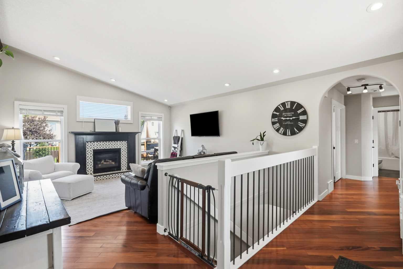 14 Lloyd Crescent NE — photo 3