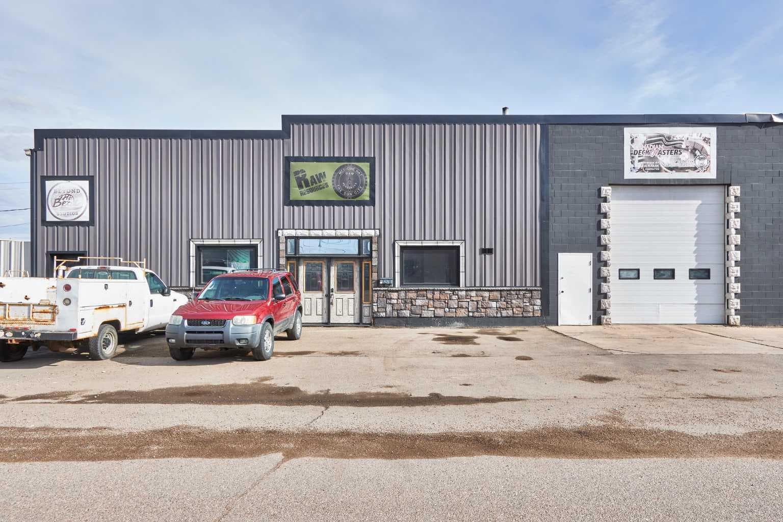 734 15 Street SW — photo 1