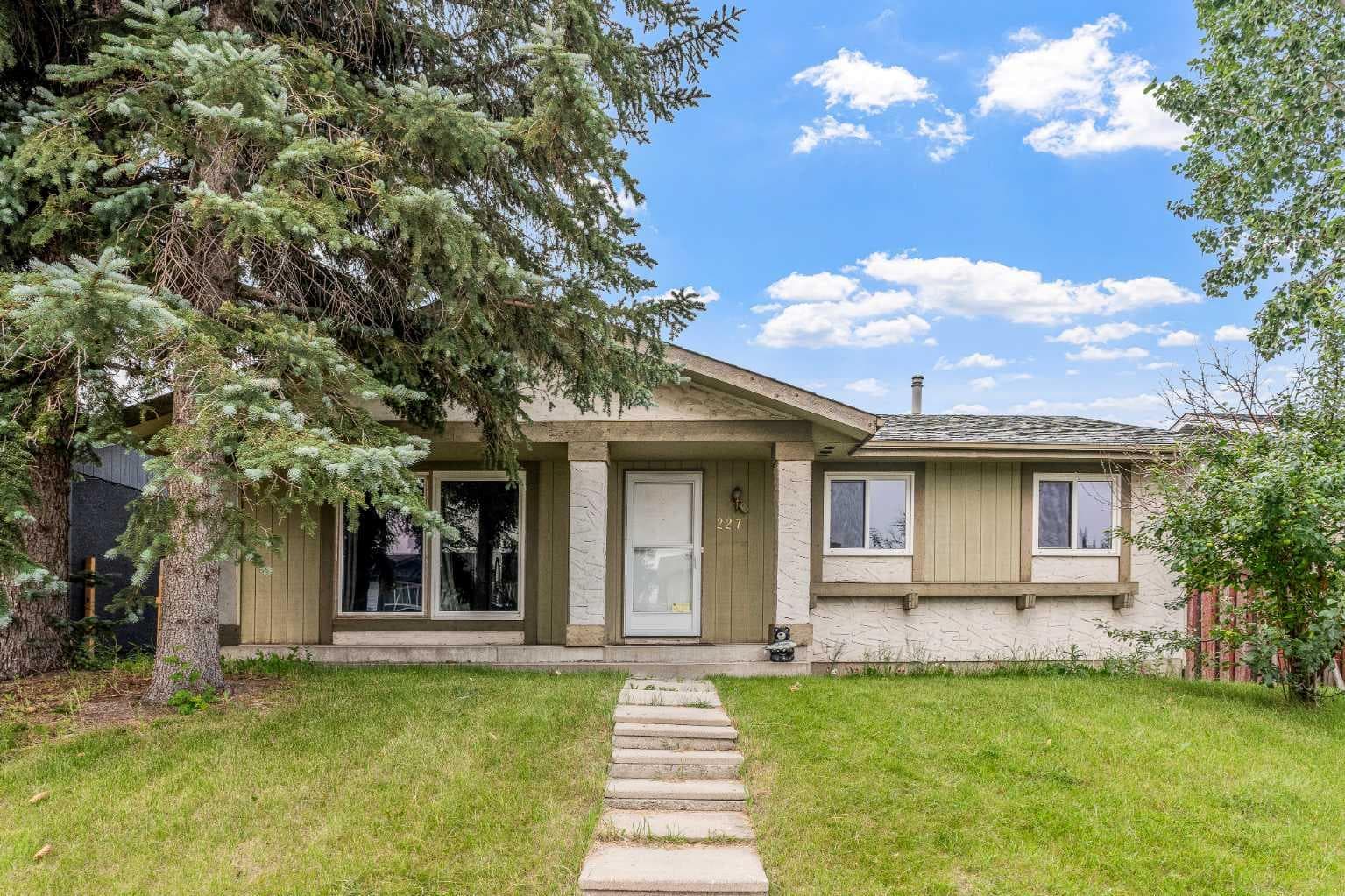 227 Manora Crescent NE — photo 3