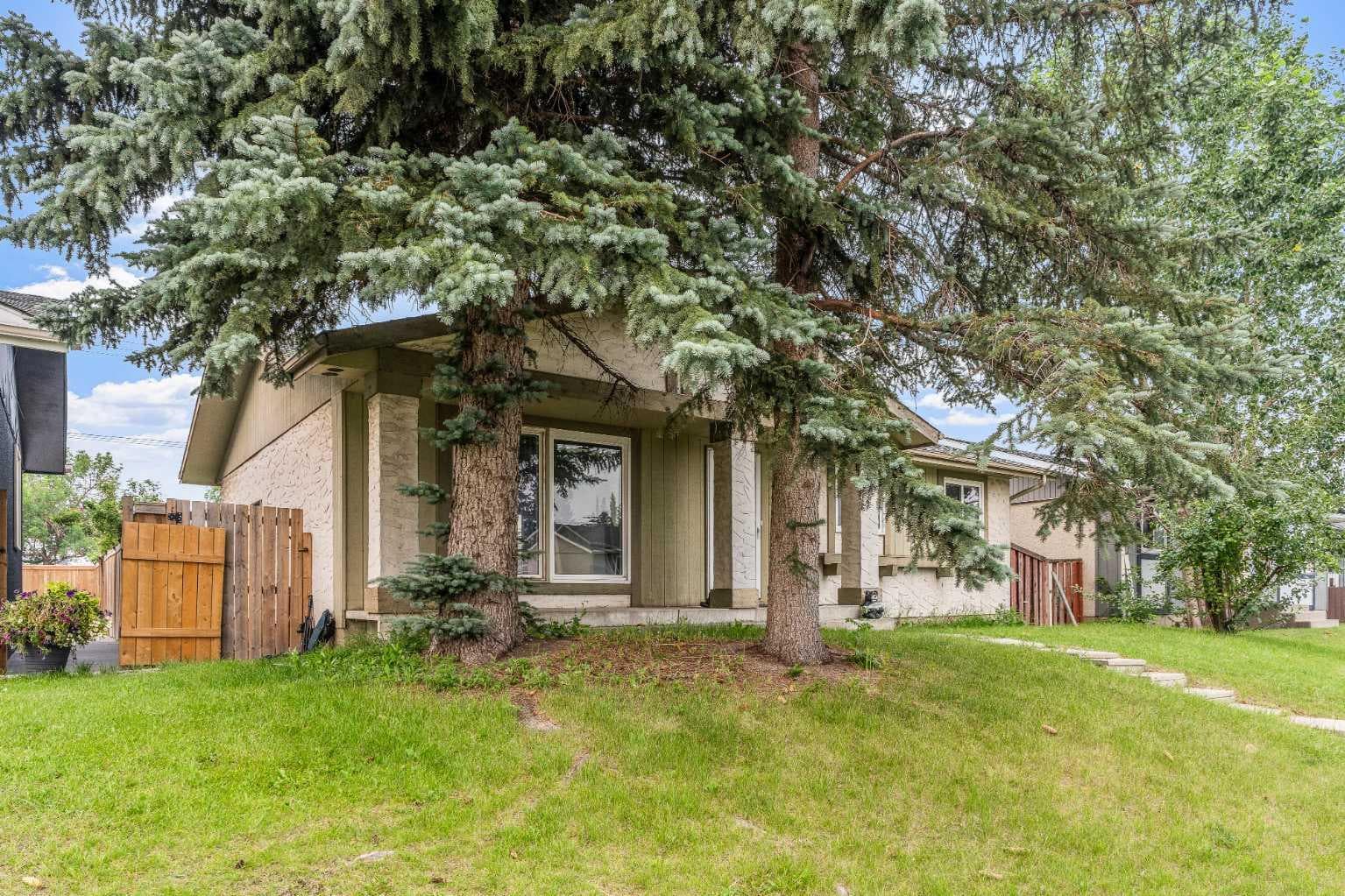 227 Manora Crescent NE — photo 4