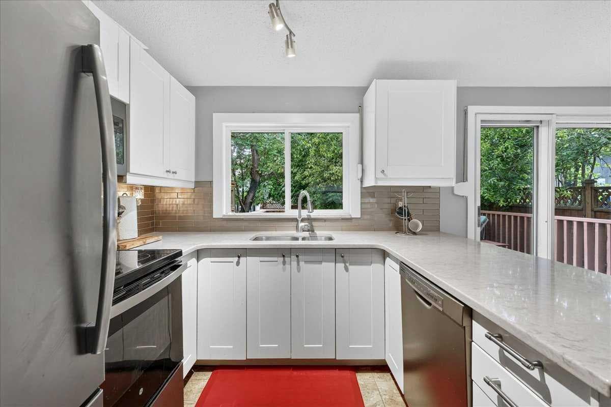 1123 48 Avenue NW — photo 3