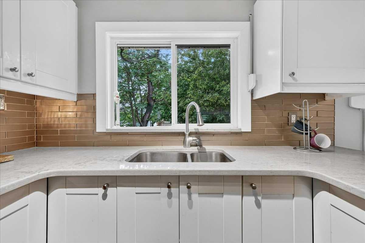 1123 48 Avenue NW — photo 5