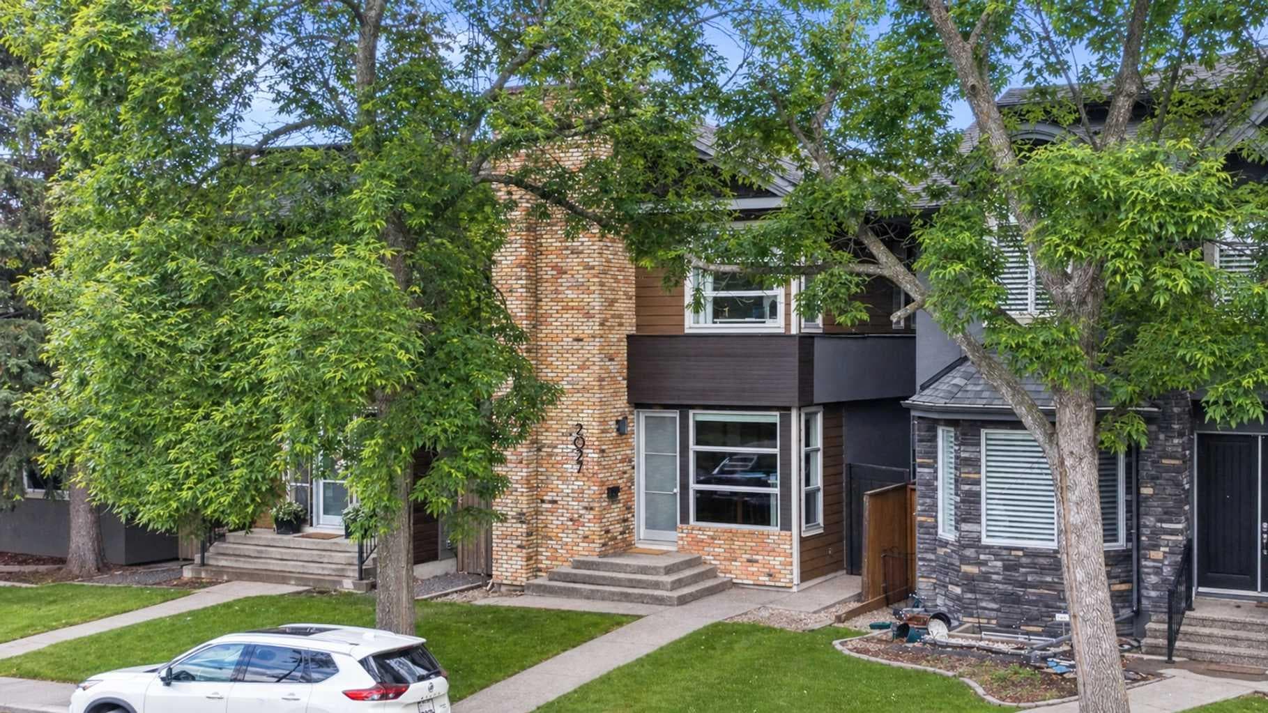 2027 42 Avenue SW — photo 1