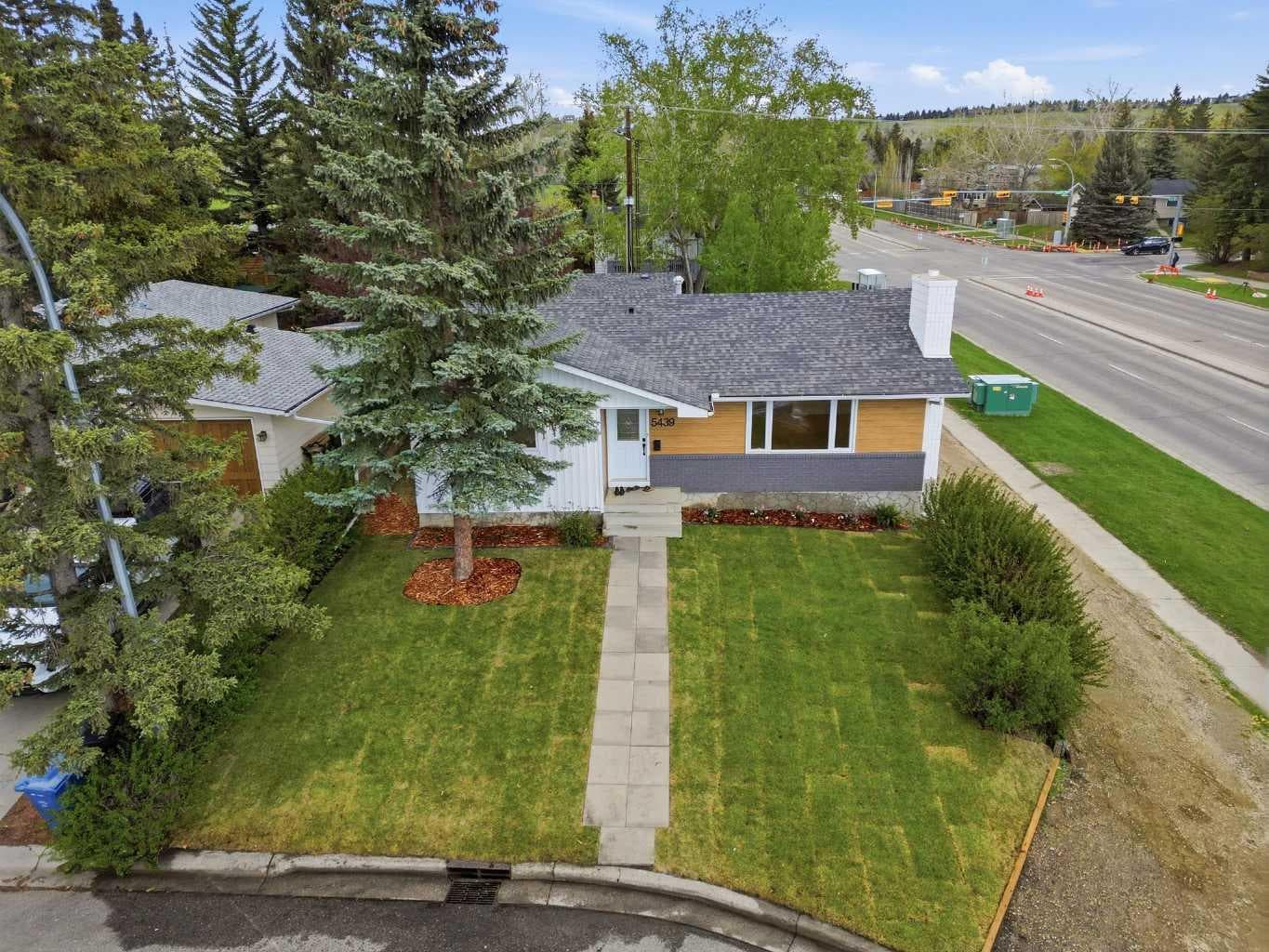 5439 Dalrymple Crescent NW — photo 2