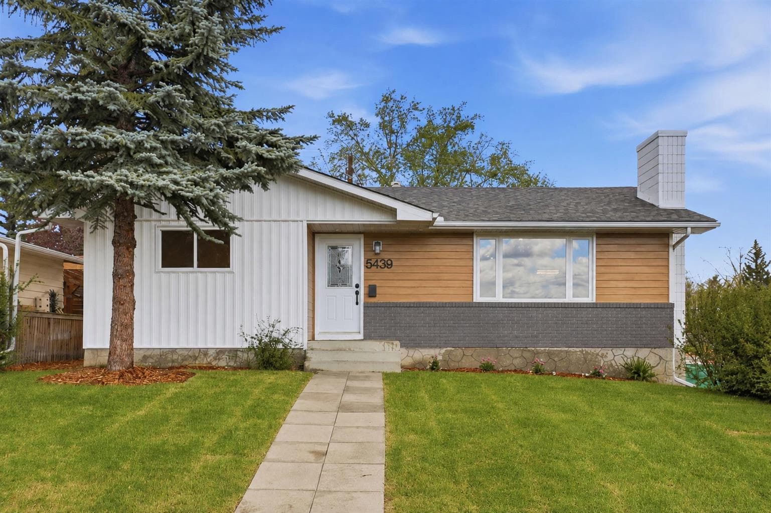 5439 Dalrymple Crescent NW — photo 3