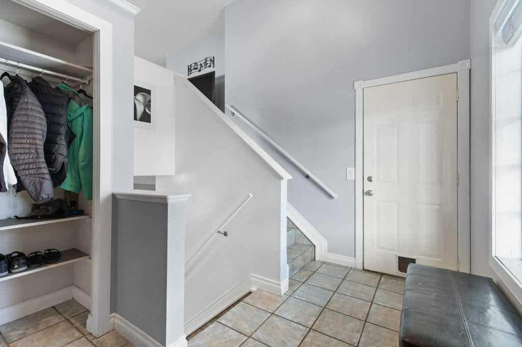 202 Willowbrook Close NW — photo 3