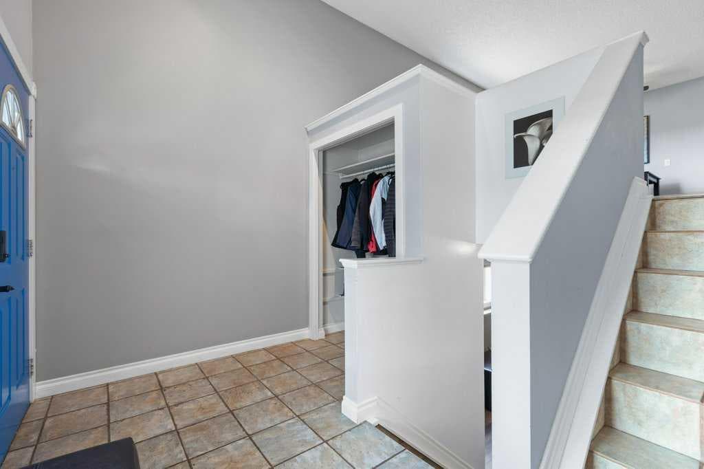 202 Willowbrook Close NW — photo 4