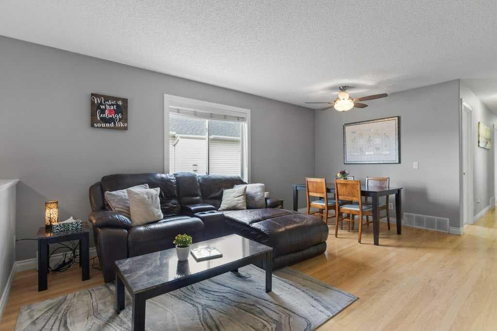 202 Willowbrook Close NW — photo 5