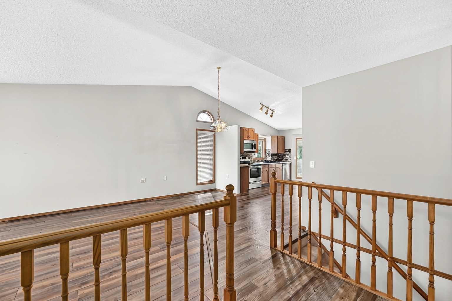 108 Woodside Close NW — photo 2
