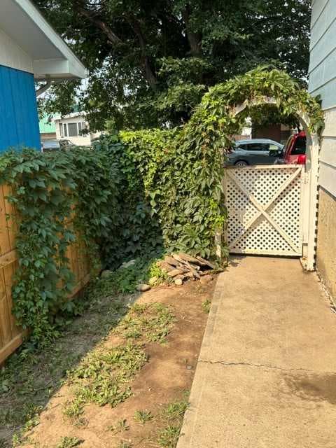 5811a 50 Street N — photo 3