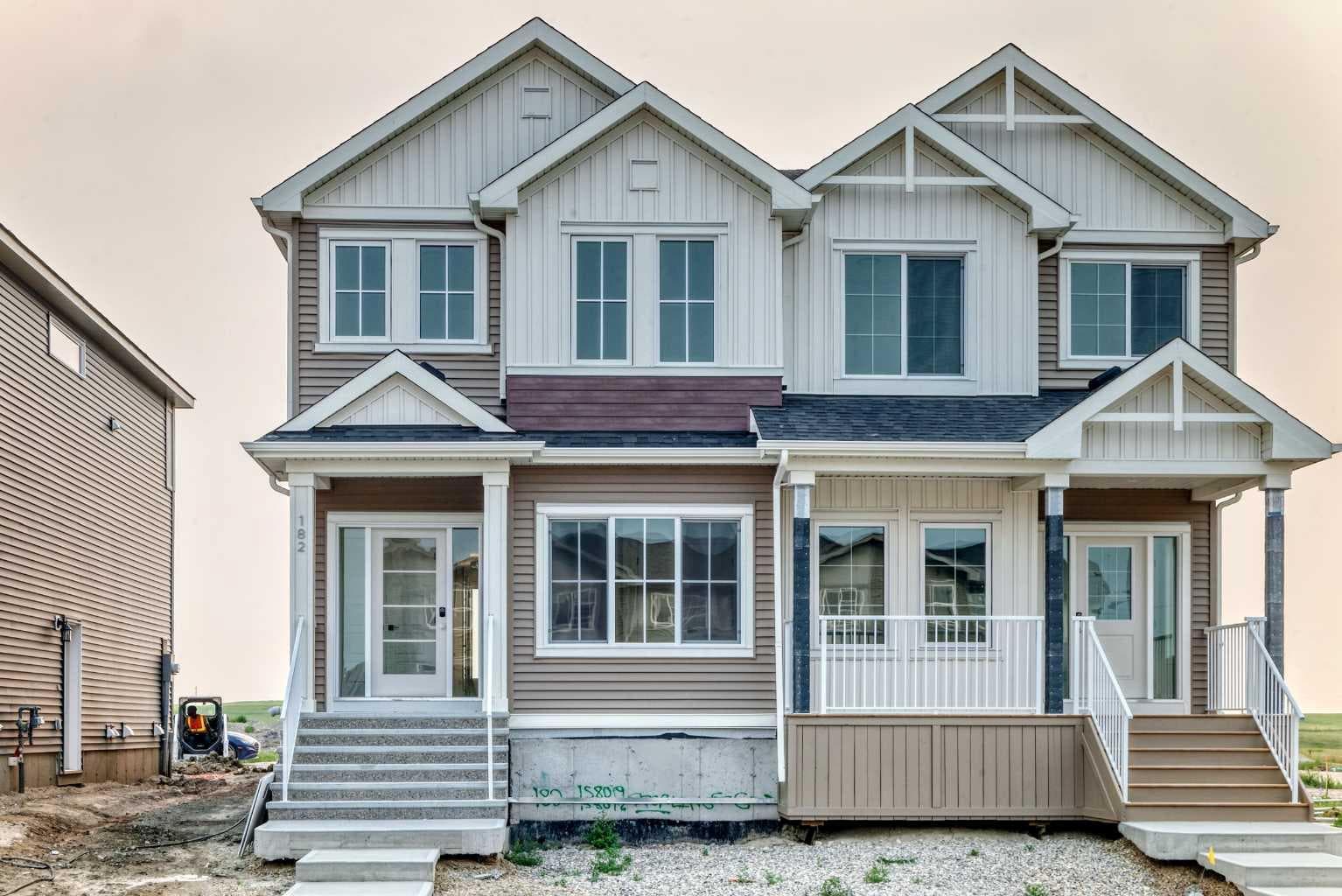 182 Lanark Gate SE — photo 1