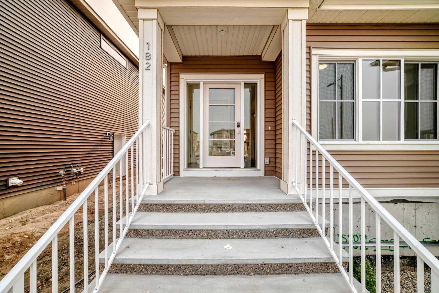 182 Lanark Gate SE — photo 2