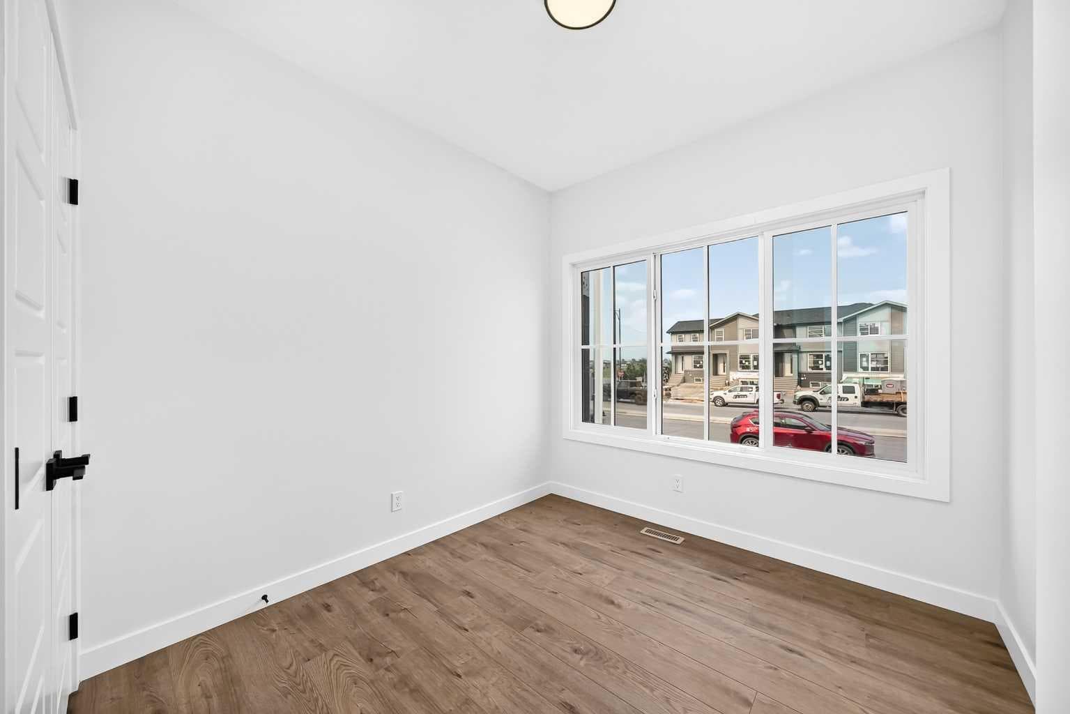 182 Lanark Gate SE — photo 4