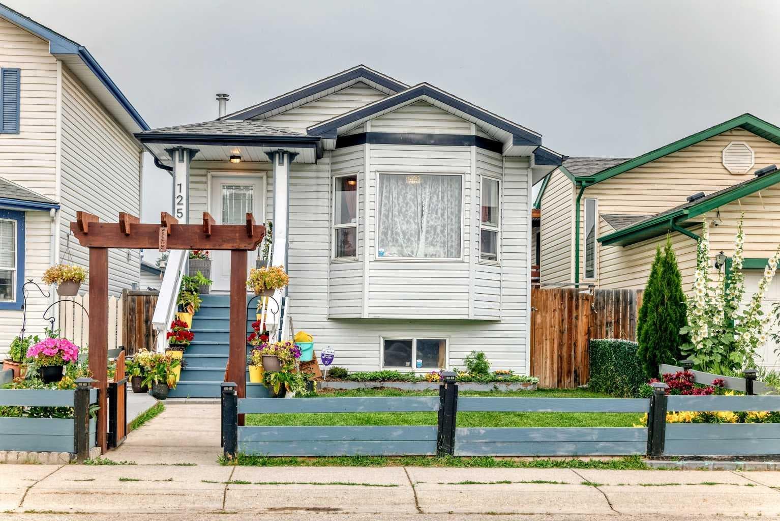 125 Appleburn Close SE — photo 1
