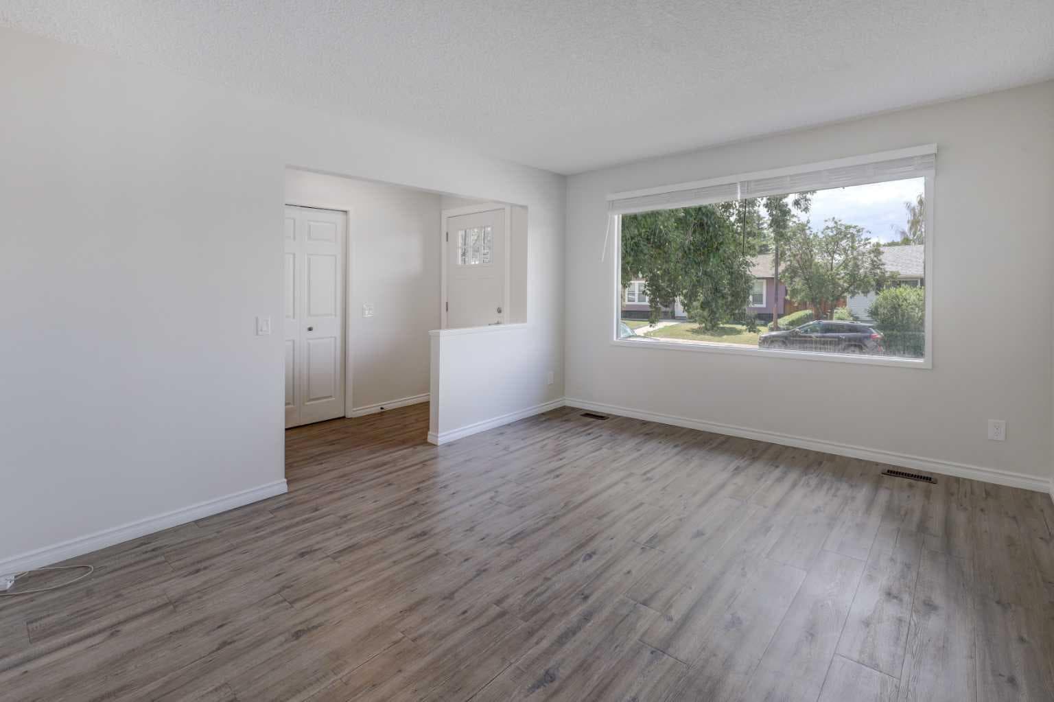 452 Queen Alexandra Way SE — photo 3