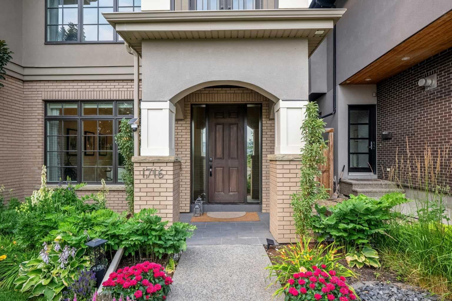 1716 50 Avenue SW — photo 3