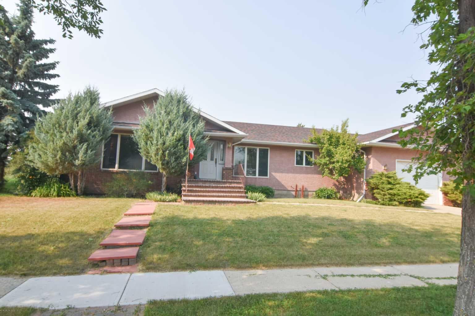 250 2 Avenue W — photo 1