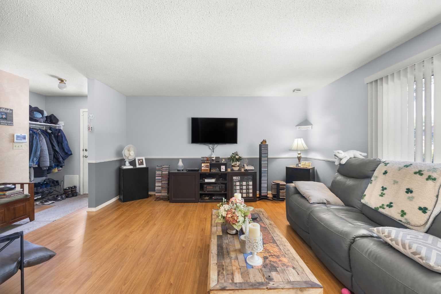 272 Huntington Close NE — photo 5