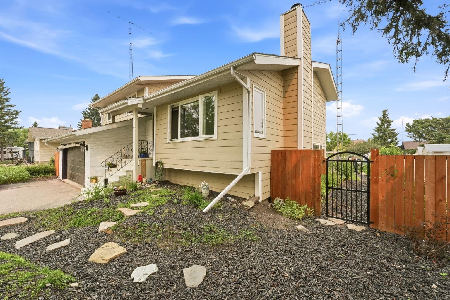 218 8 Avenue NE — photo 4