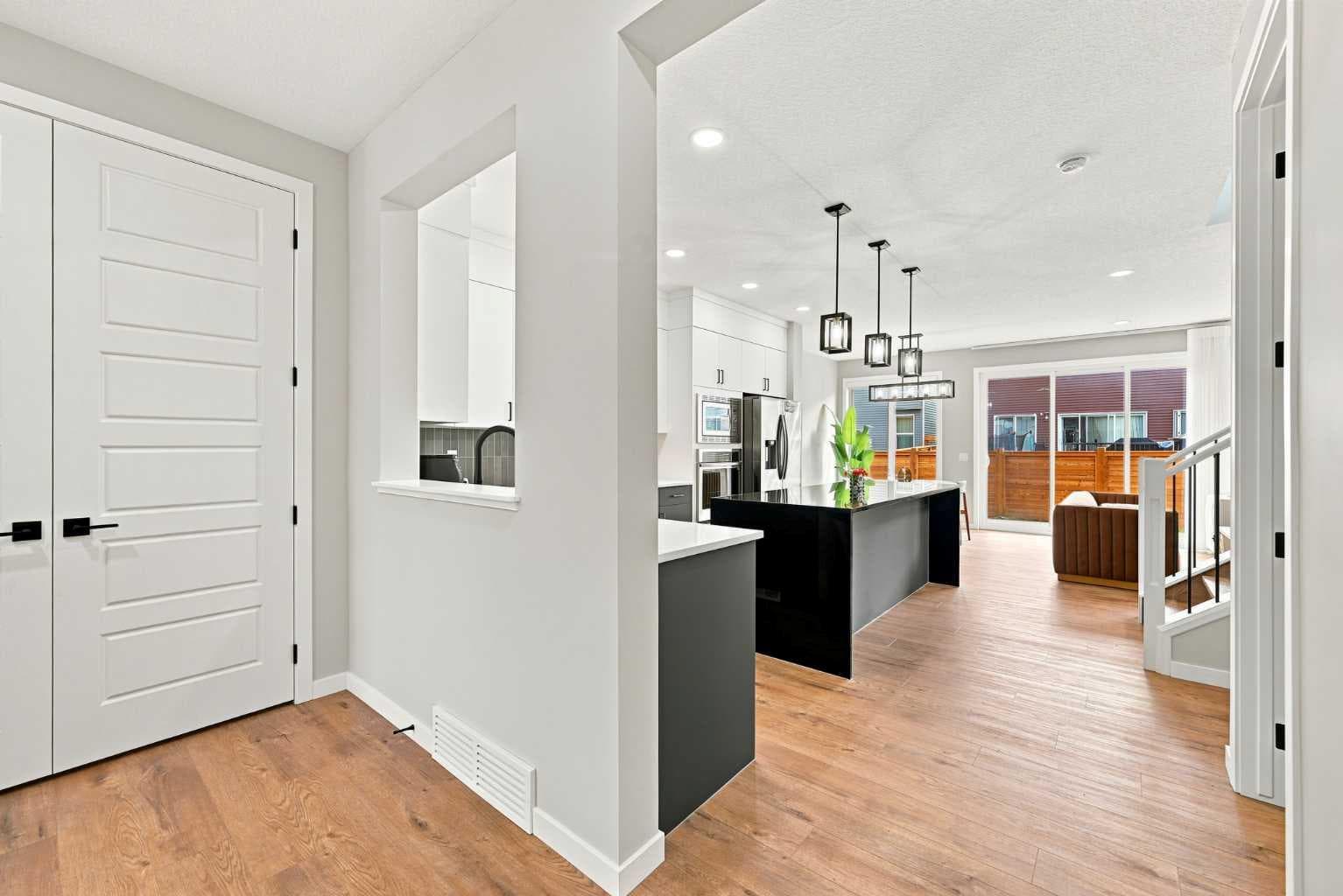 945 Chinook Winds SW — photo 4