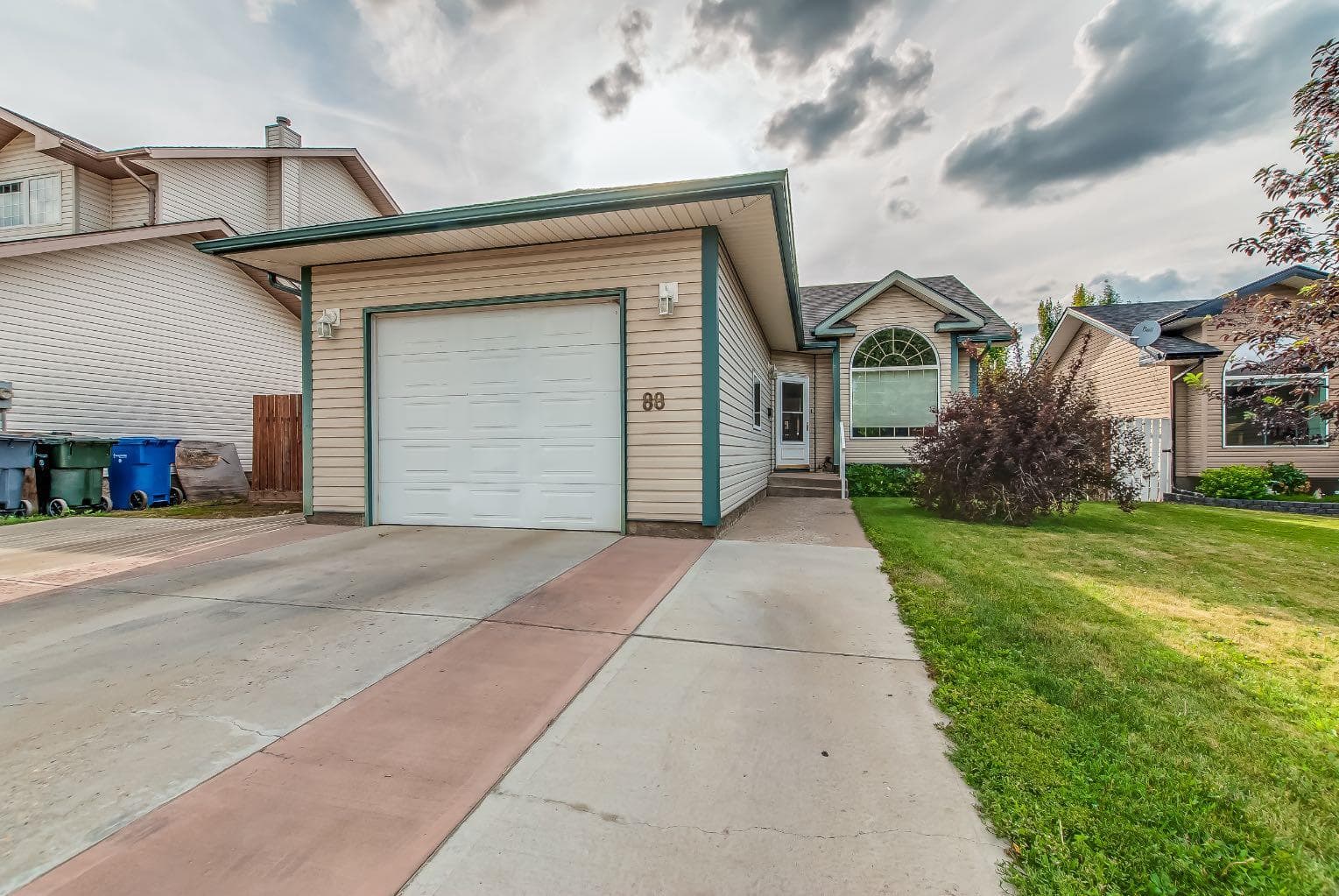 88 Spruce Close SE — photo 2