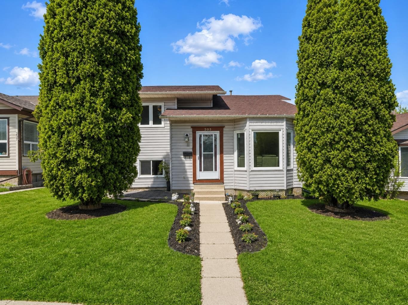 203 Shawglen Road SW — photo 1