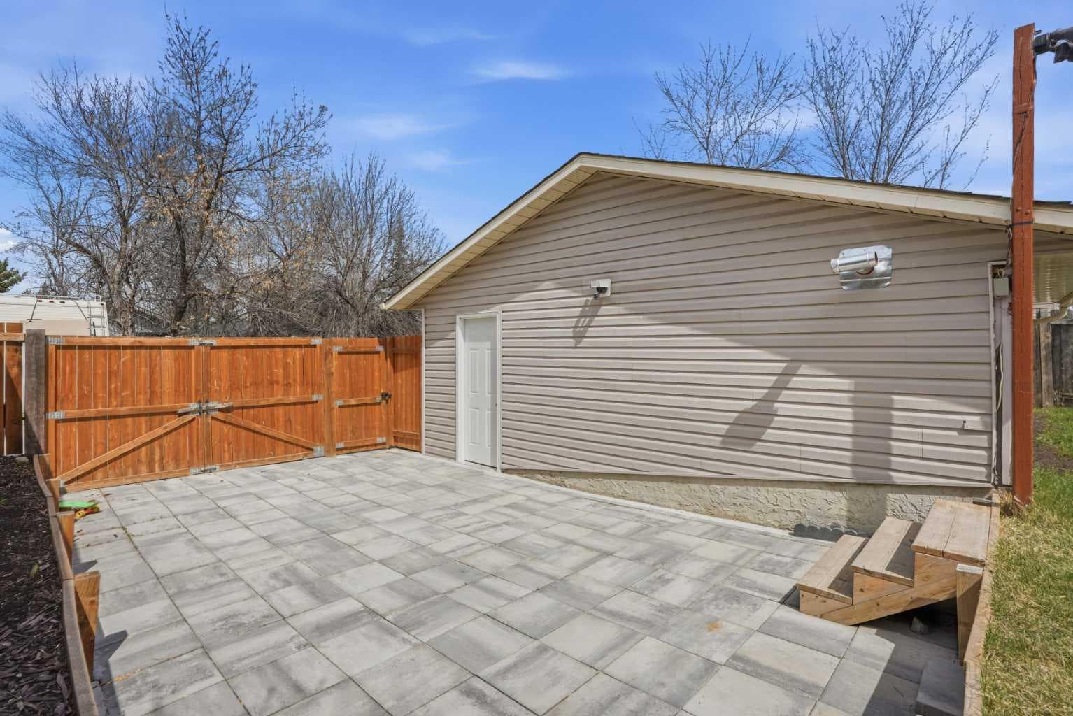 203 Shawglen Road SW — photo 5