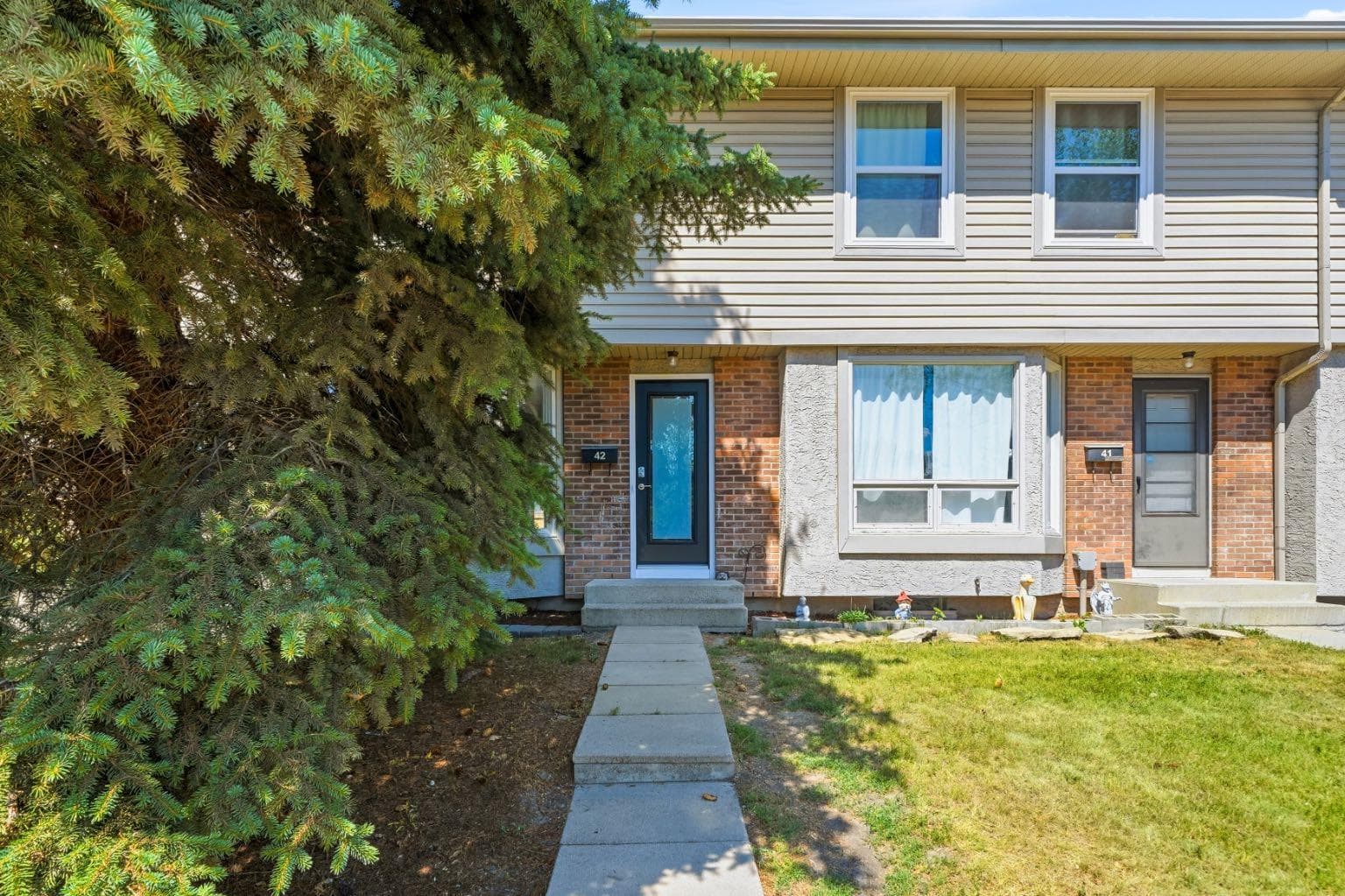 42, 123 Queensland Drive SE — photo 1