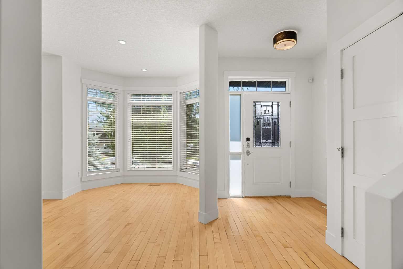 4828 20 Avenue NW — photo 3
