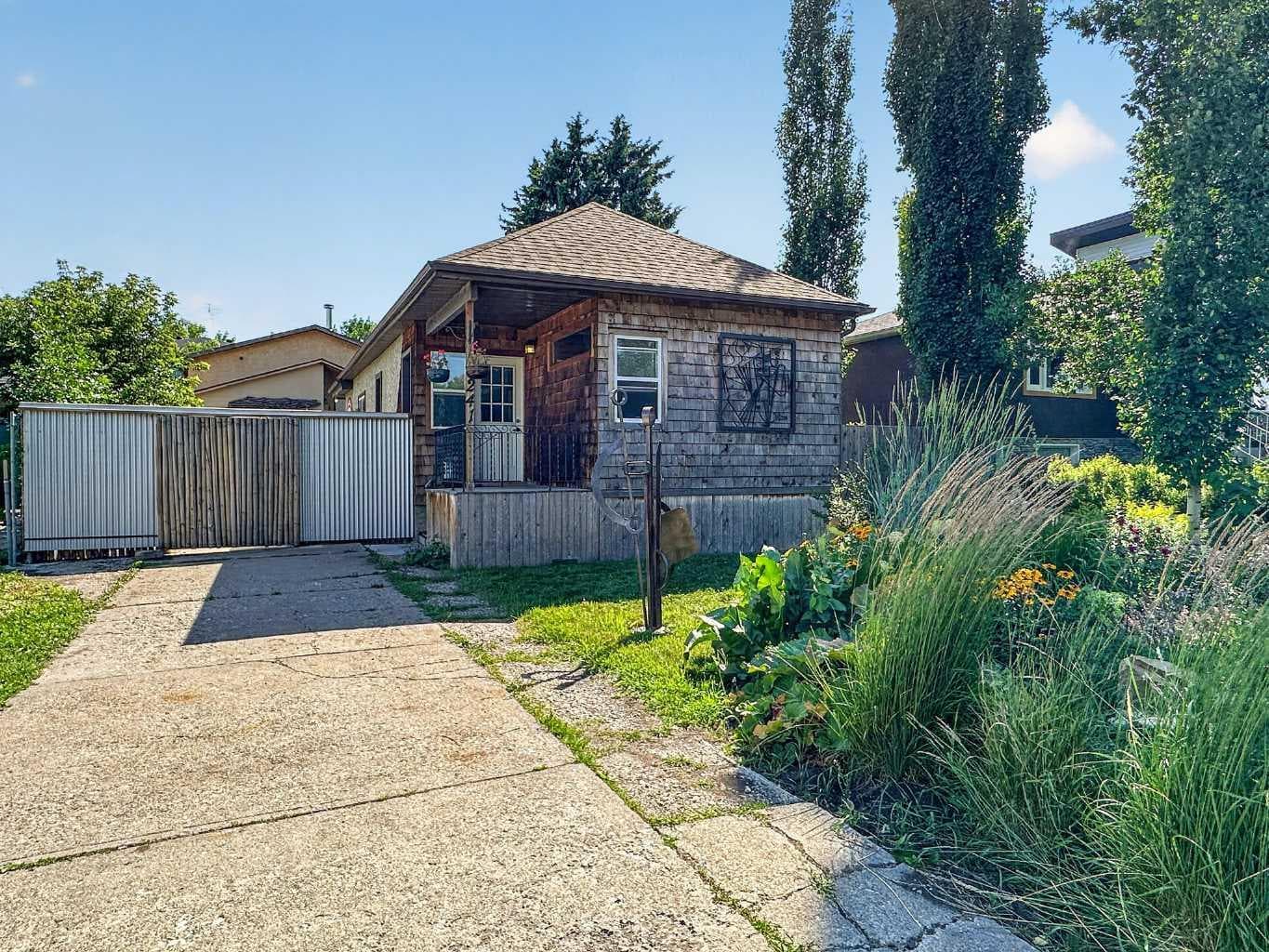 241 25 Avenue NE — photo 1