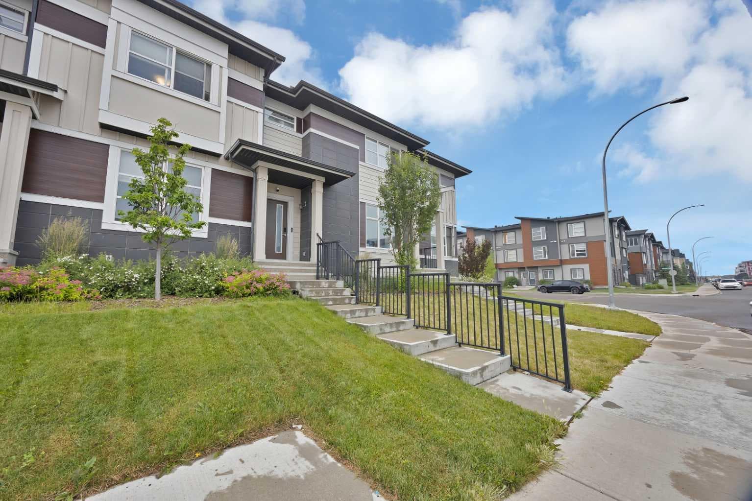 109 Skyview Parade NE — photo 2