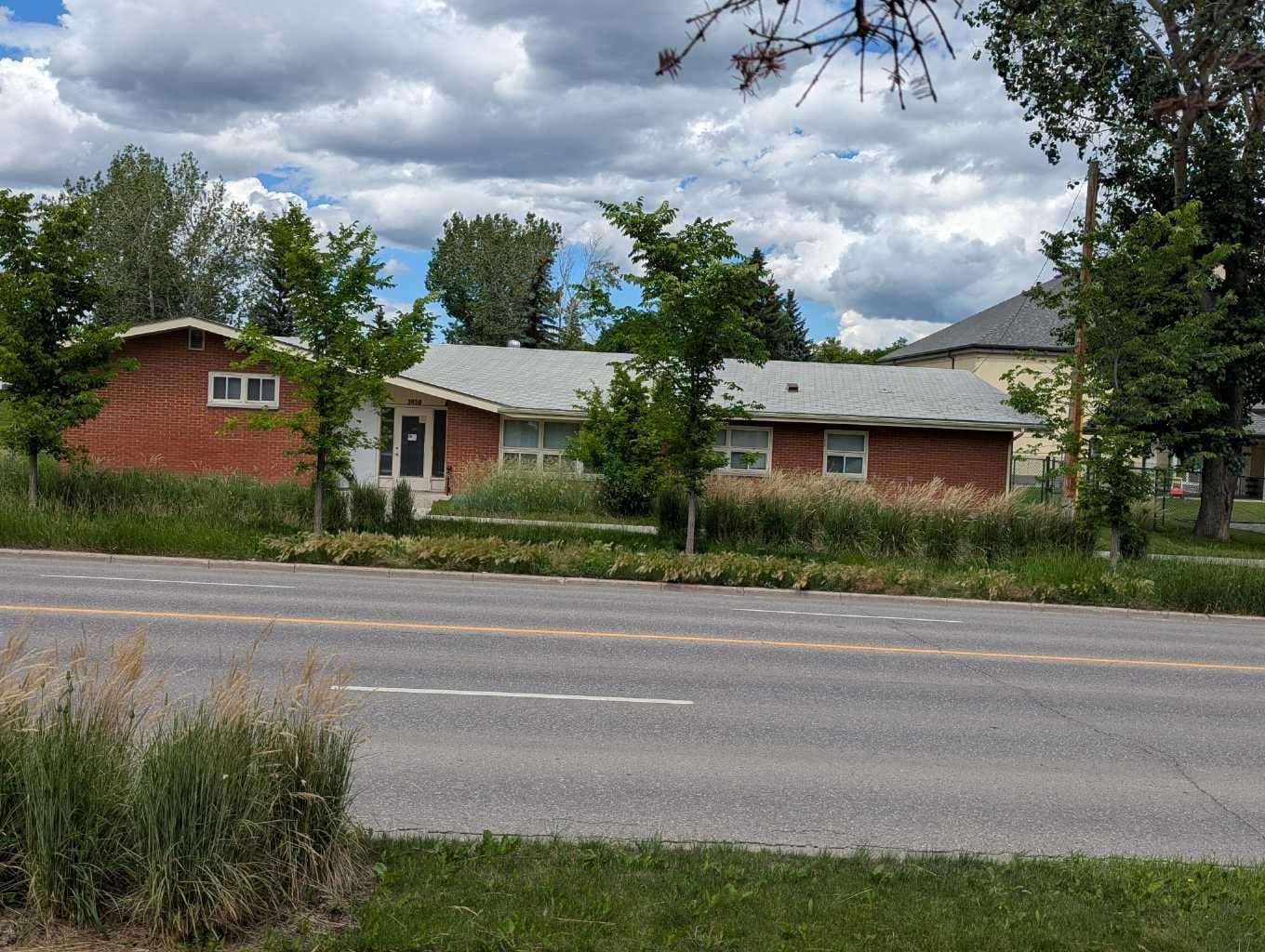 3060 17 Avenue SW — photo 2