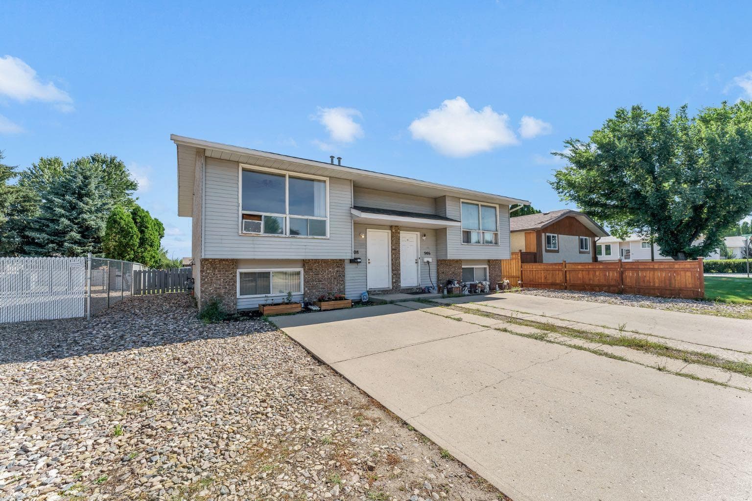 908 Ross Glen Drive SE — photo 2