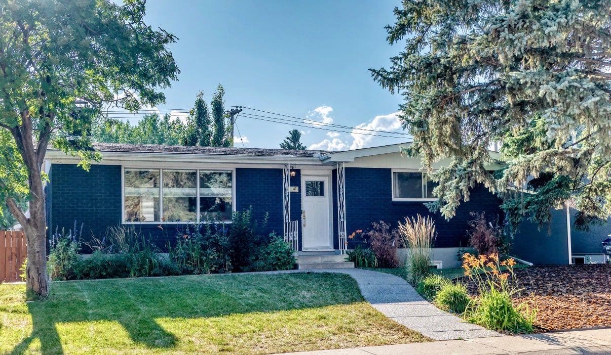 411 Woodland Crescent SE — photo 1