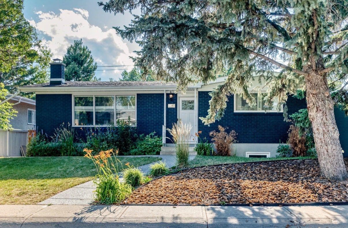 411 Woodland Crescent SE — photo 2